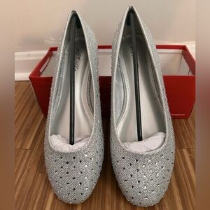 NIB BWT Hot Cakes Silver Crystal Bedazzled Women's Flats Size 11 wedding shoes